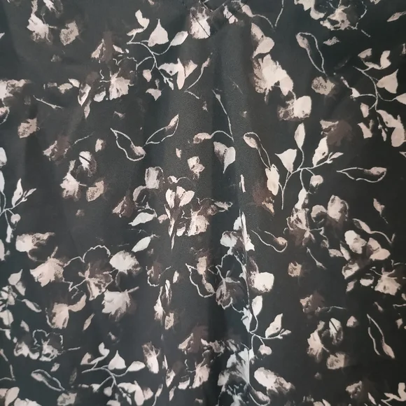 Simply Vera Vera Wang Black and Gray V-Neck Floral Blouse Size XXL - Picture 9 of 10